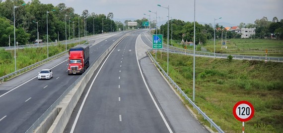 Maximum speed limit on Da Nang- Quang Ngai expressway up to 120 km per hour  ảnh 1