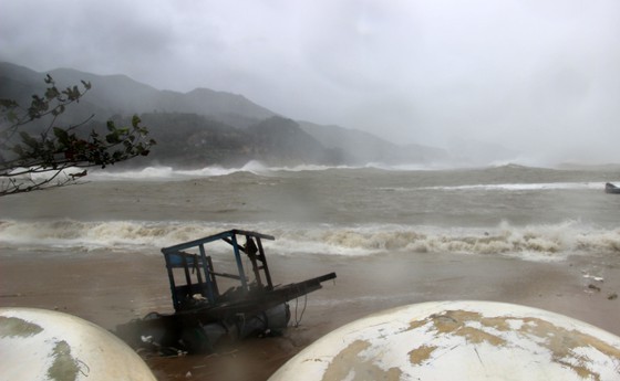 High surf pummels shoreline along Binh Dinh, Phu Yen ảnh 7