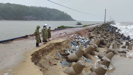 Typhoon Rai causes landslides in Central localities  ảnh 1