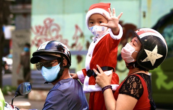 HCMC people enjoy safe Christmas Eve  ảnh 11