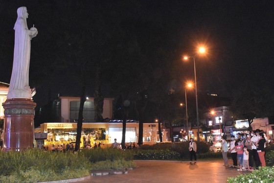 HCMC people enjoy safe Christmas Eve ảnh 6