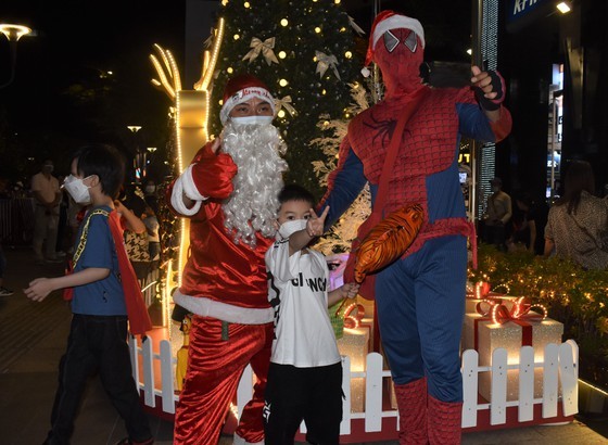 HCMC people enjoy safe Christmas Eve  ảnh 7
