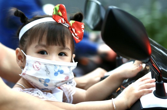 HCMC people enjoy safe Christmas Eve ảnh 13