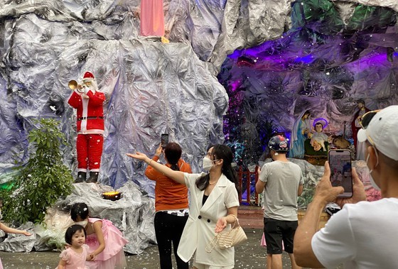 HCMC people enjoy safe Christmas Eve  ảnh 8