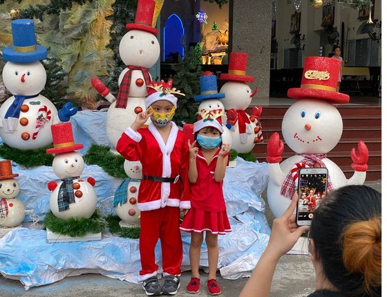 HCMC people enjoy safe Christmas Eve  ảnh 9