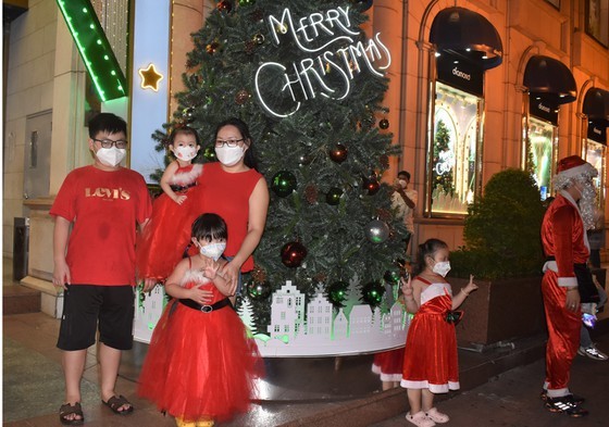 HCMC people enjoy safe Christmas Eve ảnh 10