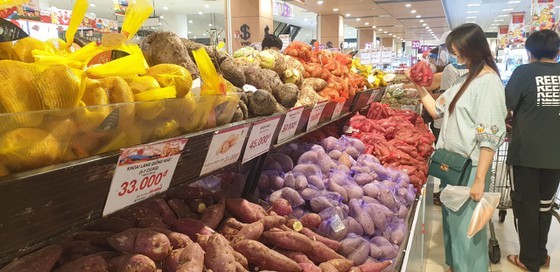 Supermarkets welcome more customers but low consumption áº£nh 4