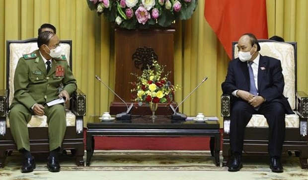 President Nguyen Xuan Phuc receives Lao Minister of Public Security ảnh 1