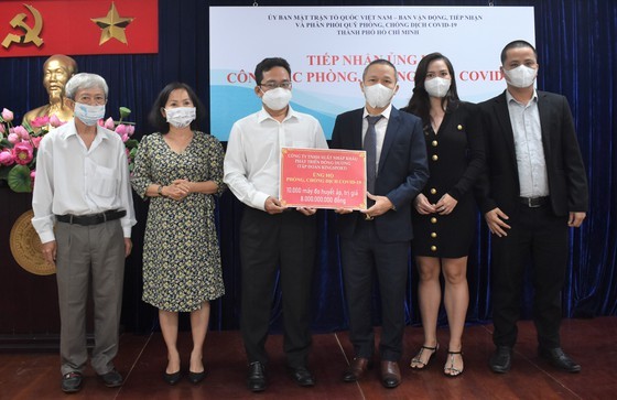 HCMC receives 10,000 blood pressure monitors worth over US$353,000 ảnh 1
