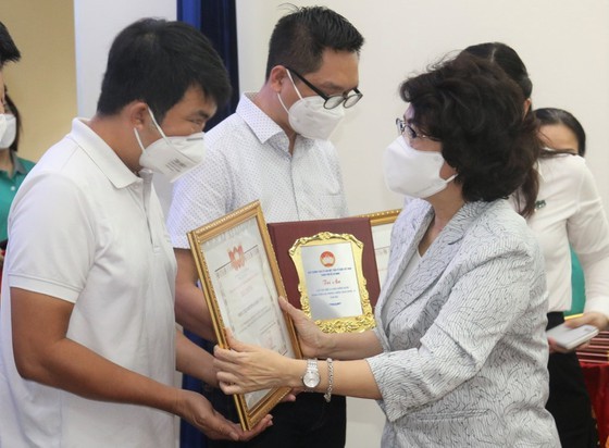 HCMC praises dedications of voluntary individuals, groups during Covid-19 fight ảnh 1