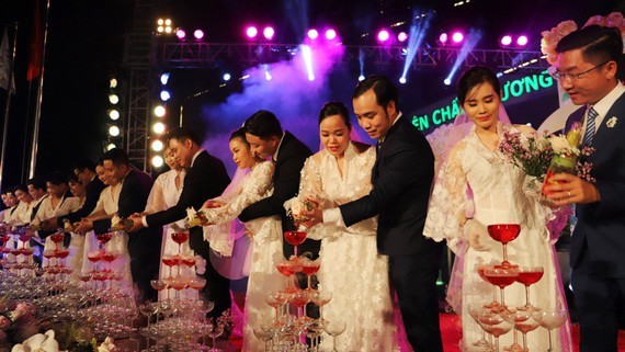 HCMC holds mass wedding of 20 frontline medical staff couples ảnh 1