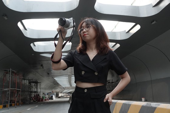Young people flock to tunnel at Tran Thi Ly Bridge before official opening day ảnh 6