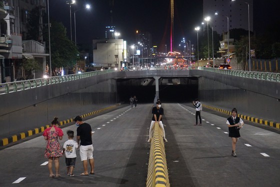 Young people flock to tunnel at Tran Thi Ly Bridge before official opening day ảnh 4