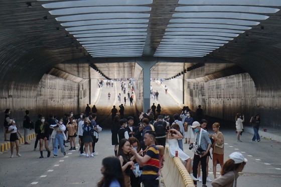 Young people flock to tunnel at Tran Thi Ly Bridge before official opening day ảnh 7