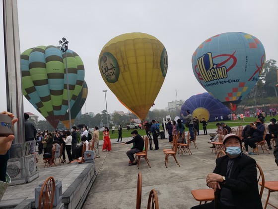Over 20 hot air balloons cruise sky during Int’l Hot Air Balloon Festival ảnh 4