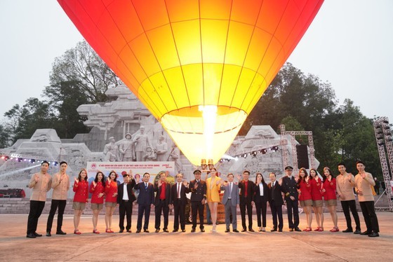Over 20 hot air balloons cruise sky during Int’l Hot Air Balloon Festival ảnh 1