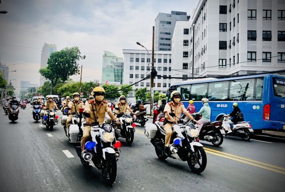 HCMC Police launch safety insurance campaigns during holidays, 31st SEA Games ảnh 8