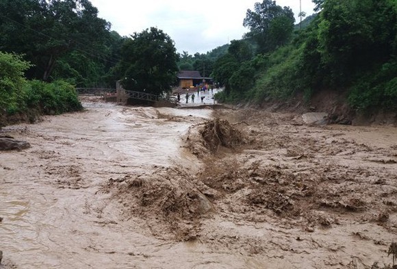 Localities nationwide need to prevent downpour-triggered flash floods, landslide ảnh 1