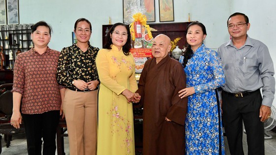 City leader sends congratulations to Buddhist dignitaries on Vesak Day  ảnh 3