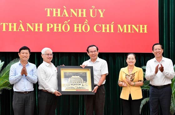 Leaders of HCMC, Binh Duong discuss transport infrastructure projects ảnh 5