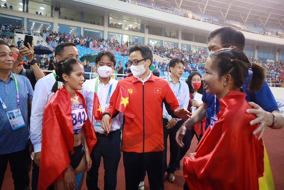 Deputy PM cheers victory of gold medalist Nguyen Thi Oanh  ảnh 1