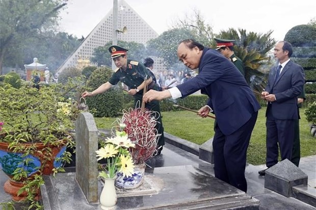 President pays tribute to Dien Bien Phu soldiers ảnh 1