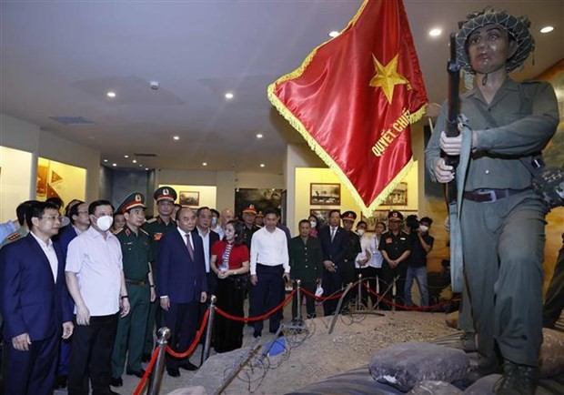President pays tribute to Dien Bien Phu soldiers ảnh 2