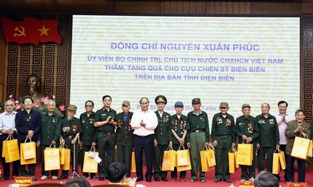 President pays tribute to Dien Bien Phu soldiers ảnh 4
