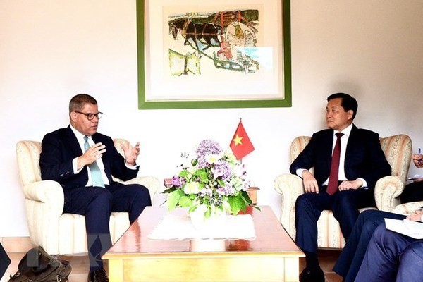 Deputy PM busy on threshold of WEF meeting ảnh 1