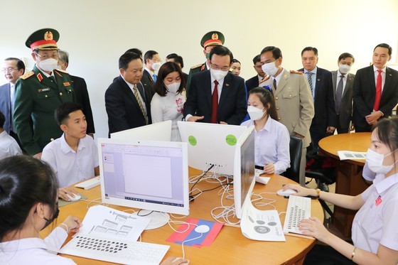 High-ranking delegation of HCMC visits Vientiane-HCMC friendship high school ảnh 5