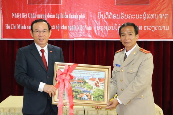 High-ranking delegation of HCMC visits Vientiane-HCMC friendship high school ảnh 3
