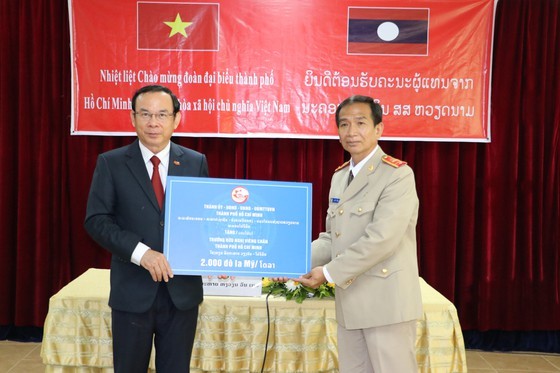 High-ranking delegation of HCMC visits Vientiane-HCMC friendship high school ảnh 4