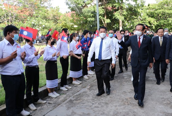 High-ranking delegation of HCMC visits Vientiane-HCMC friendship high school ảnh 1