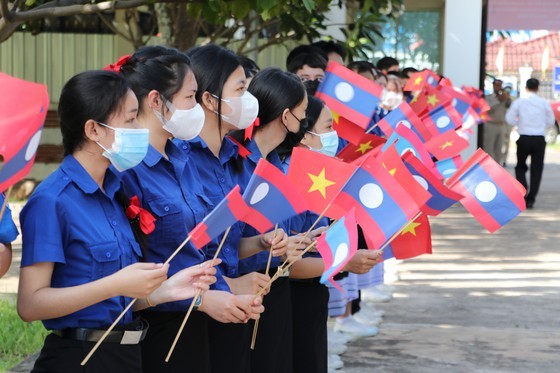 High-ranking delegation of HCMC visits Vientiane-HCMC friendship high school ảnh 2