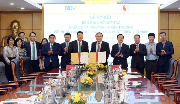 Ministry, bank sign MoU to promote sustainable green financial development ảnh 1