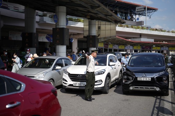 Noi Bai Airport gets congested due to high volume of private vehicles ảnh 1