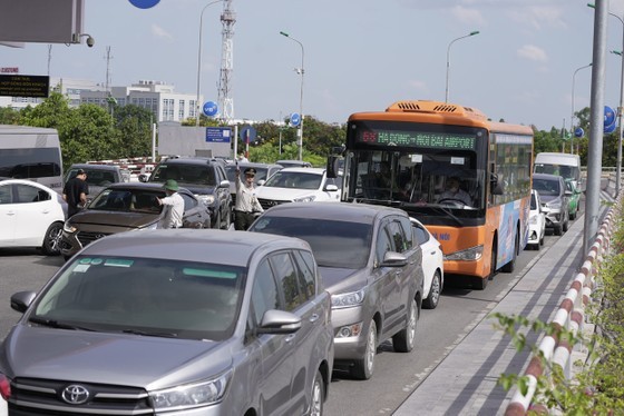 Noi Bai Airport gets congested due to high volume of private vehicles ảnh 2