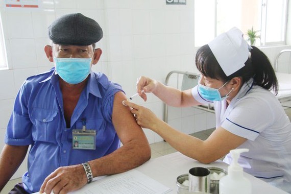 Signing for commitment to vaccination shows people’s responsibility ảnh 1