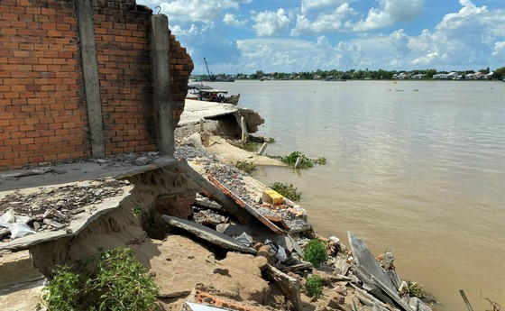 An Giang announces emergency state of erosion in Hau riverbank ảnh 1