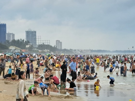 Visitors flock to Vung Tau City on weekend ảnh 1