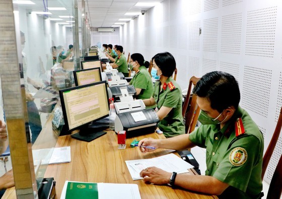 HCMC Receives Many Requests for New Style Passport Issuance, ảnh 2 Renewal