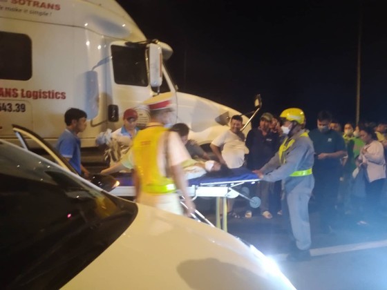 Rear-end collision between 9 vehicles on HCMC- Long Thanh- Dau Giay expressway ảnh 2