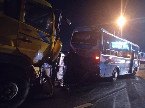 Rear-end collision between 9 vehicles on HCMC- Long Thanh- Dau Giay expressway ảnh 3