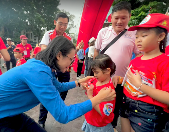 Flash mob performance by 3,000 children sets Vietnamese record ảnh 8