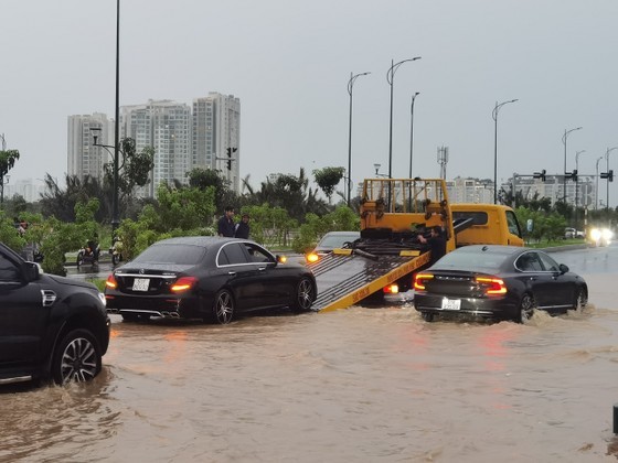 Torrential rain causes traffic chaos, flooding in HCMC  ảnh 4