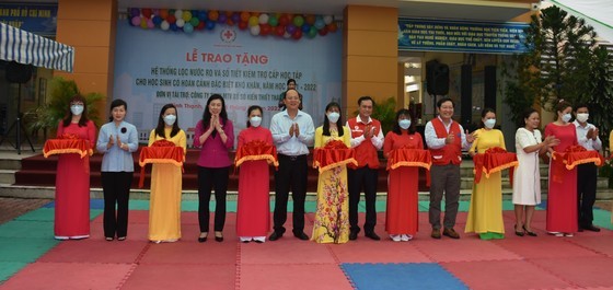 RO water filter systems, scholarships given for needy pupils in HCMC ảnh 2