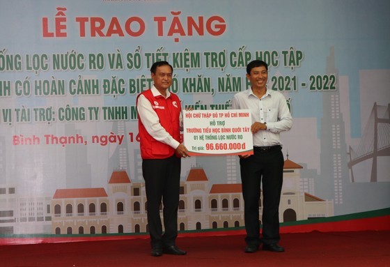 RO water filter systems, scholarships given for needy pupils in HCMC  ảnh 3