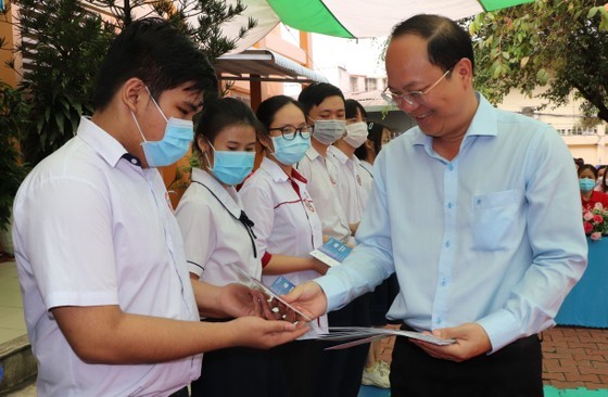 RO water filter systems, scholarships given for needy pupils in HCMC ảnh 1