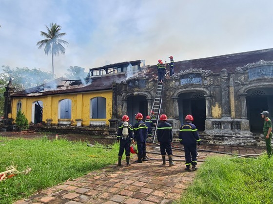 Fire engulfs ancient house inside Quoc Tu Giam relic site in Hue City   ảnh 1