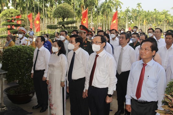 City leaders join 81 death anniversary of former Party leaders ảnh 1